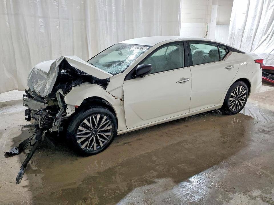 2025 Nissan Altima — photo 2