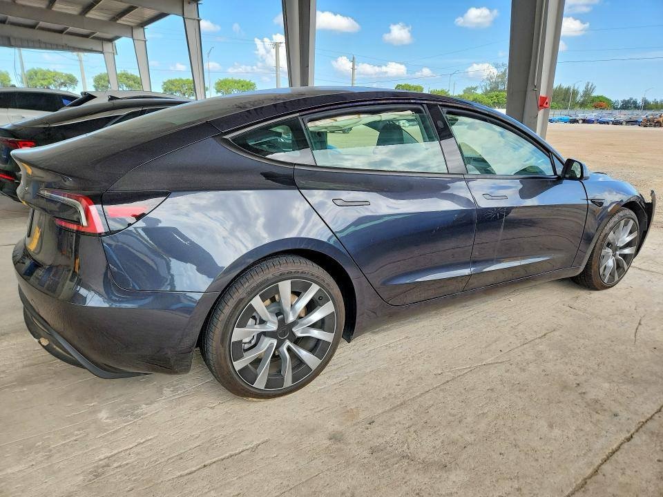2025 Tesla Model 3 β photo 5